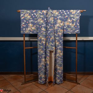 Kimono komon vintage in seta indaco con piante stagionali