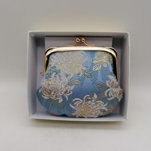 Portamonete artigianale da Kyoto M – Azzurro con crisantemi