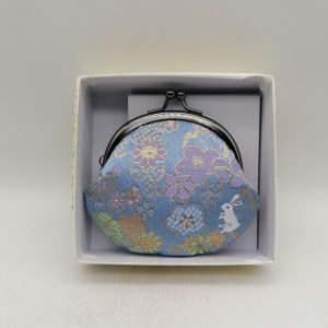 Portamonete artigianale da Kyoto S – Azzurro con fiori e coniglietti