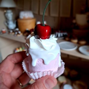 Dolcetto romantico con ciliegia