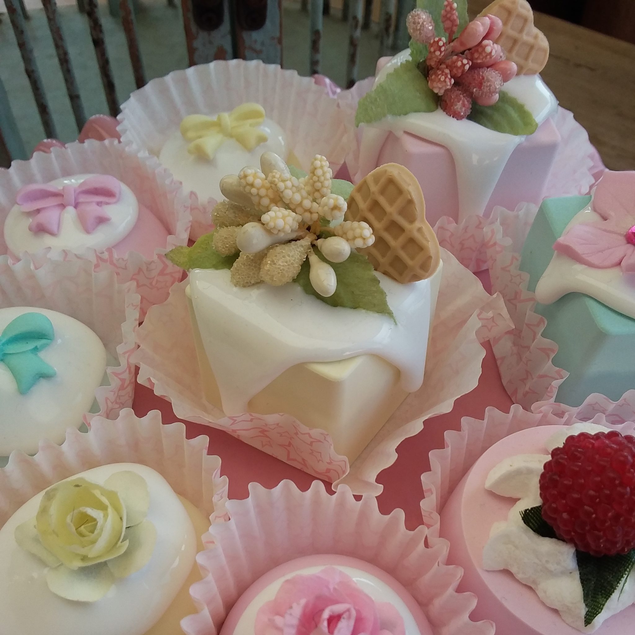 Petit four glassa e rosellina vaniglia - immagine 3